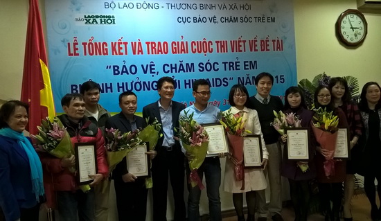 Trao giải cuộc thi viết “Bảo vệ, chăm sóc trẻ em bị ảnh hưởng bởi HIV/AIDS” ảnh 1